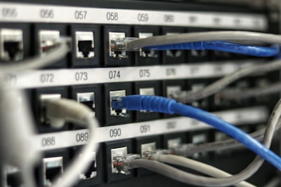 Сетевое оборудование Cisco и MikroTik в серверной стойке